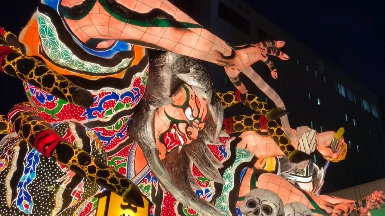 (東北三大祭り)  青森ねぶた祭り ラッセーラ の掛け声とともに.  Aomori Nebuta Festival