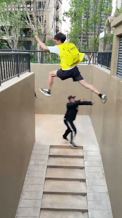 When the delivery man has this kind of skills, how can the security guard catch him?