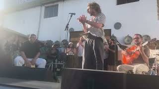 Kiki Morente hace disfrutar a los jóvenes granadinos con su fiesta flamenca en el Albaicin 