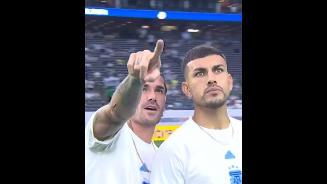 De paul Showing his Daughter ❤️😍