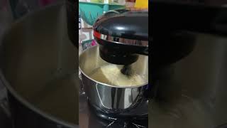 Batidora Thomas Preparando Un Queque Marmoleado Casero .