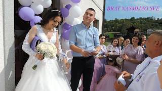 Simpatični brat od mlade izvodi sestru i nasmijao svatove 😂👰