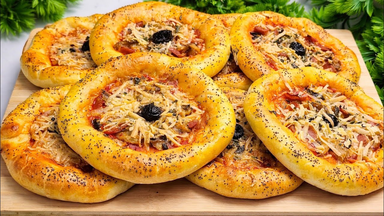 ميني بيتزا بعجينة خفيييفة وبنينة 😋بدون دلك ولا مجهود خبيها لرمضان ان شاء الله 
