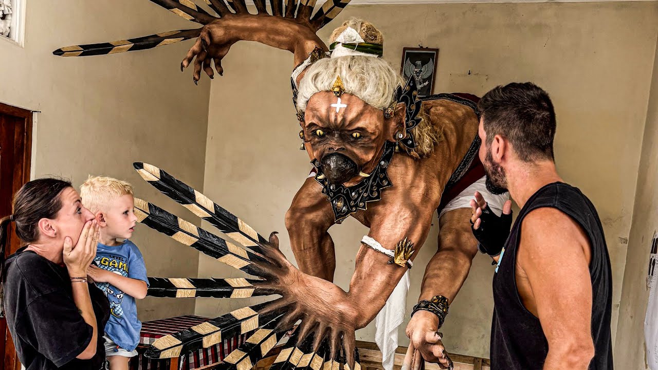 Bubáci Ogoh Ogoh v naší vesnici na severu Bali