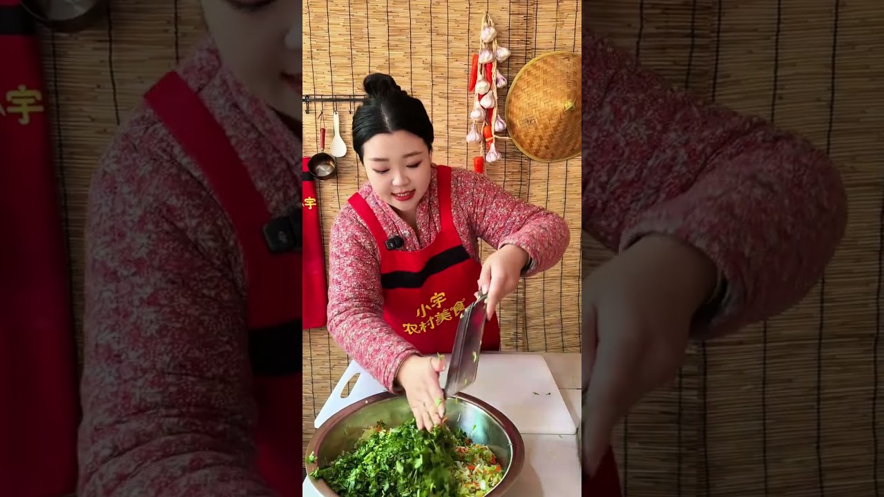 冬天一炸丸子就有了过年的感觉，萝卜素丸子就得边炸边吃，外酥里嫩 一点不黏  越嚼越香，再来一碗热乎乎的酸辣丸子汤，真是从头暖到脚！#我的乡村生活 #农村美食  #炸萝卜丸子 #酸辣丸子汤 #抖音美食