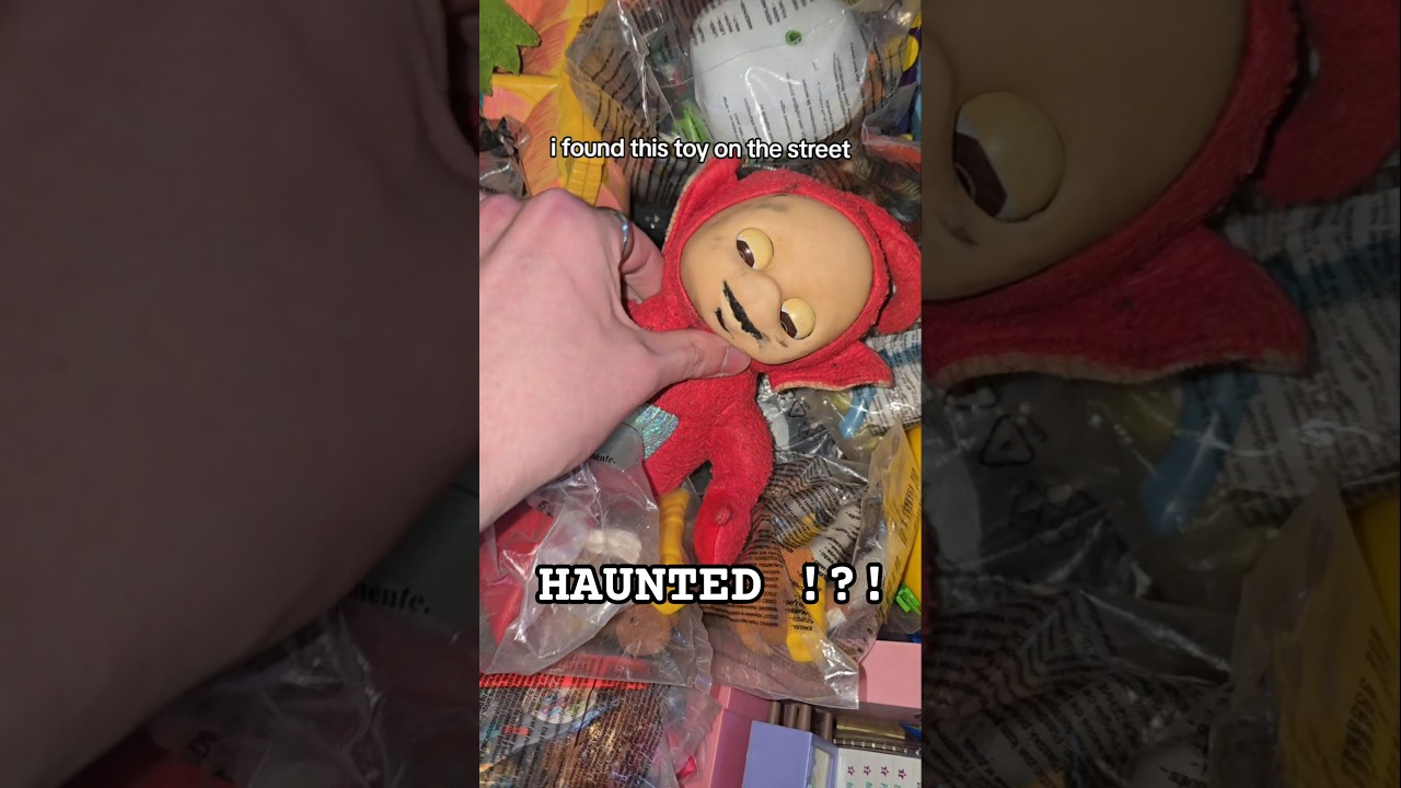 I THINK THE EYE MOVED- (is it haunted 🥲😰) 