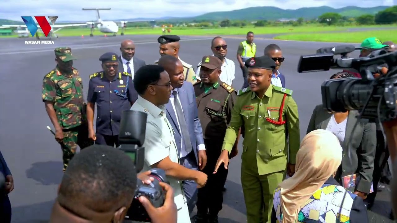 MAKONDA ALIVYOTUA UWANJA WA NDEGE ARUSHA KAMA MKUU WA MKOA WA ARUSHA