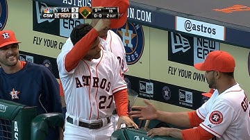 SEA@HOU: Altuve is applauded after leaving the game