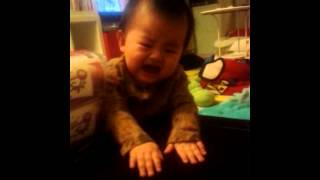 20120201 Dean 9M17D 小熊想討抱抱的傷心大哭