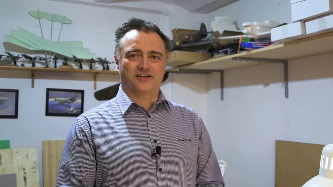 Warsztaty z Tomaszem Bakalarzem. Kleimy papierowe modele samolotów