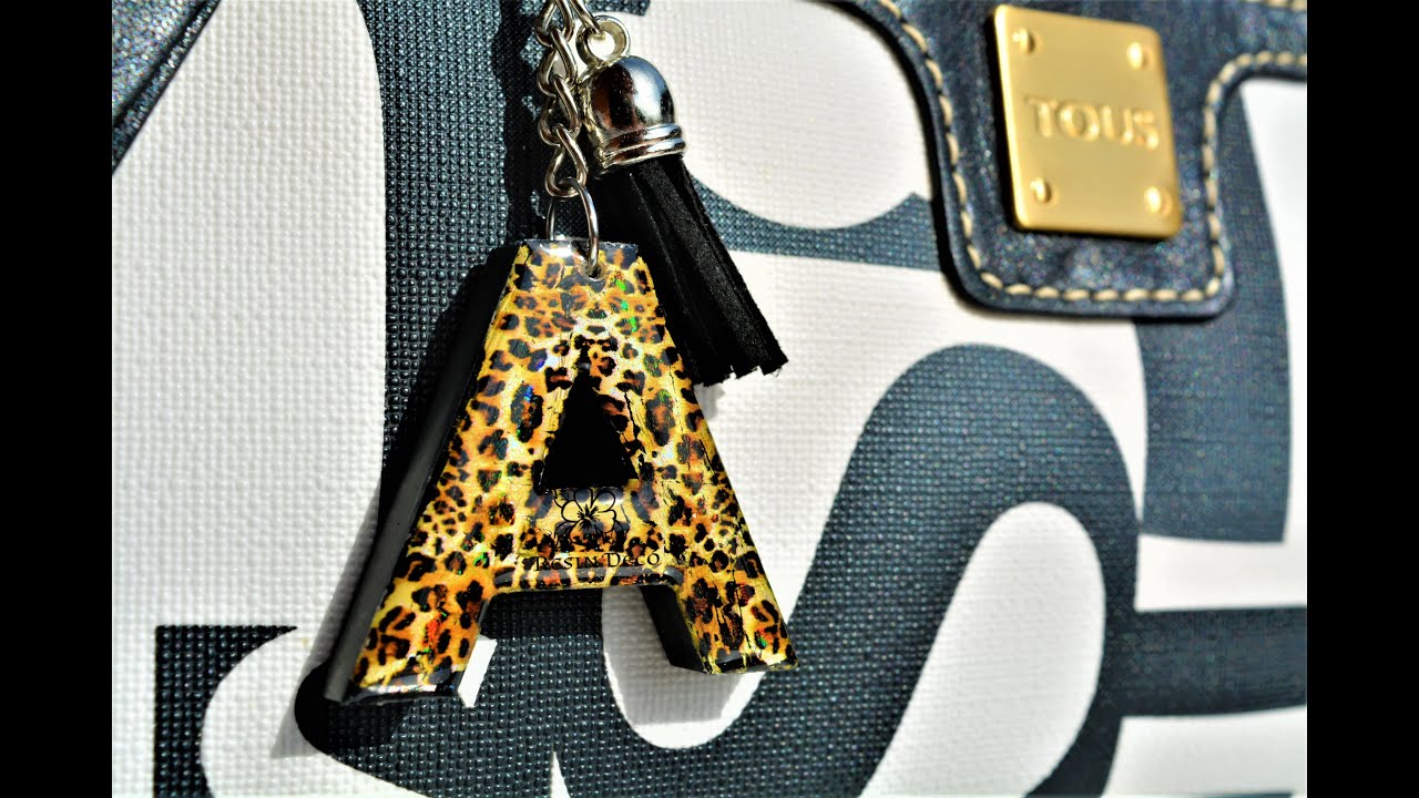 Como hacer un llavero de letra de resina con foil efecto leopardo paso a paso.