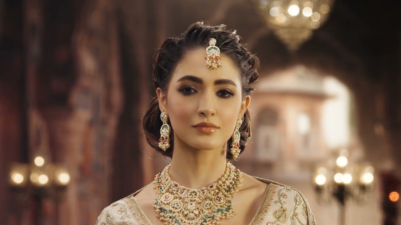 IKONIC PROFESSIONAL | SAGA BRIDAL COLLECTION | ROYAL BOUFFANT