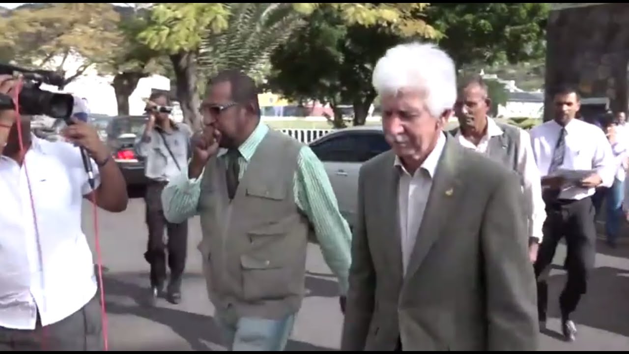 Paul Bérenger dénonce l'agissement de la Police.