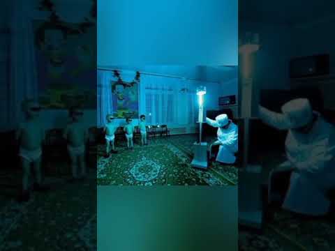 أب يقوم بتعريض أبنائه للأشعة فوق البنفسجية وذلك لعدم ظهور الشمس في المنطقة لشهور
