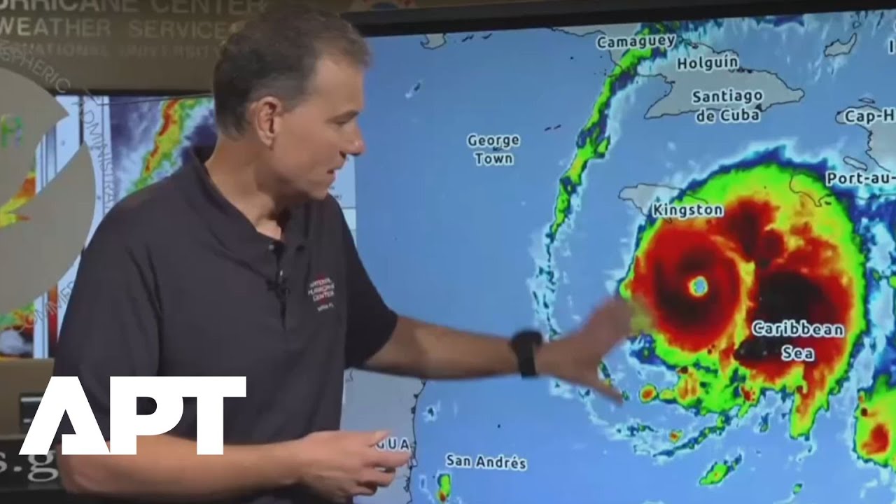 Директор NHC DY Джейми Роум предупреждает о «катастрофическом потенциале наводнения» из-за ураган...