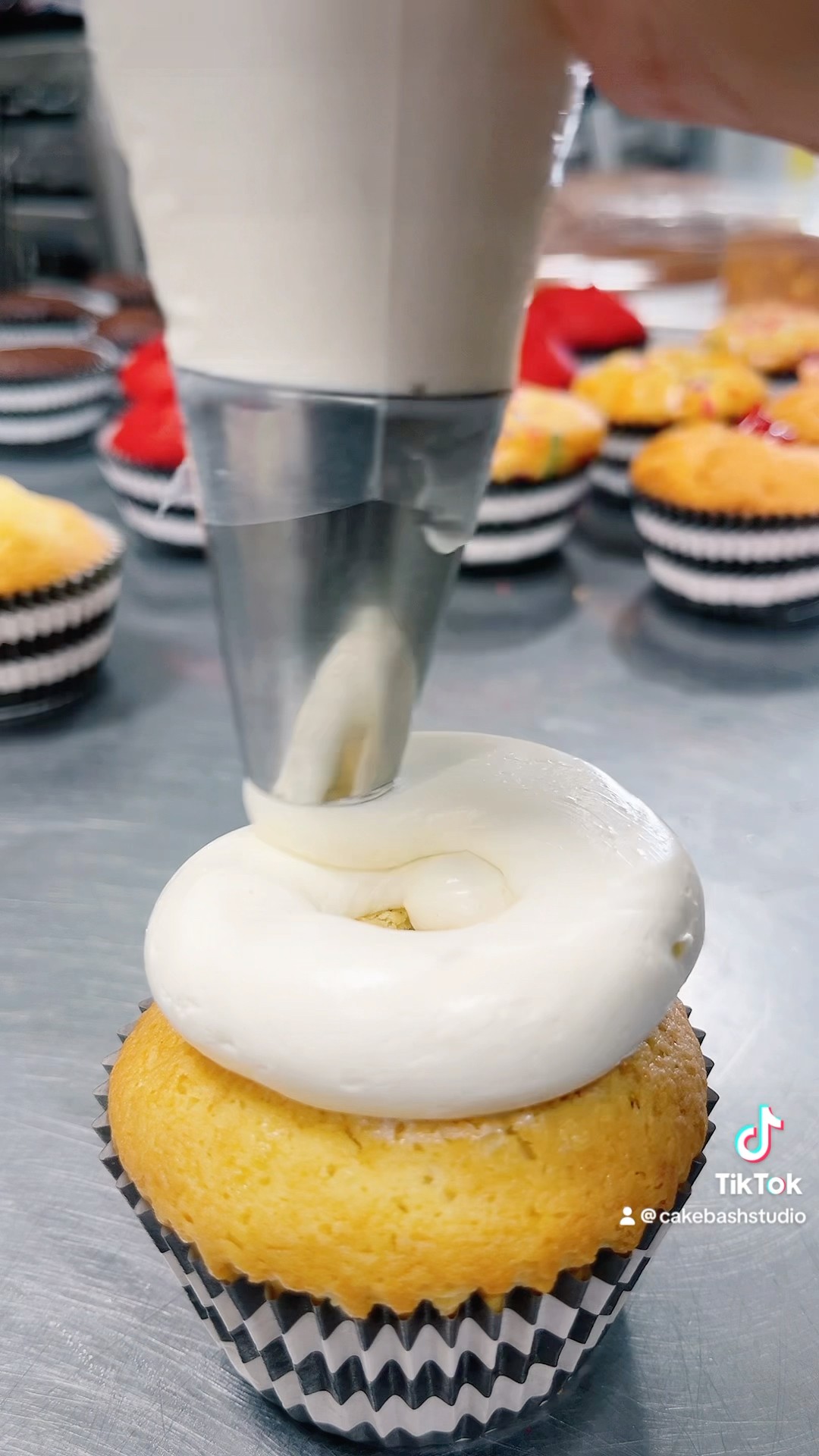 EASY FROSTING CUPCAKE DECORATION PART 1 #cupcake #decoration #learn #diy #easy #artist