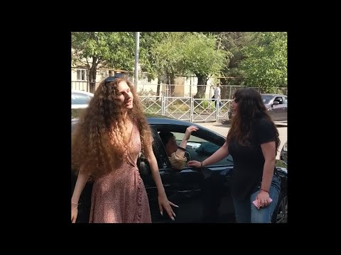 აბიტურიენტები საგამოცდო ცენტრთან მეგობარს ელოდებიან და დრო სიმღერითა და  ცეკვით გაჰყავთ