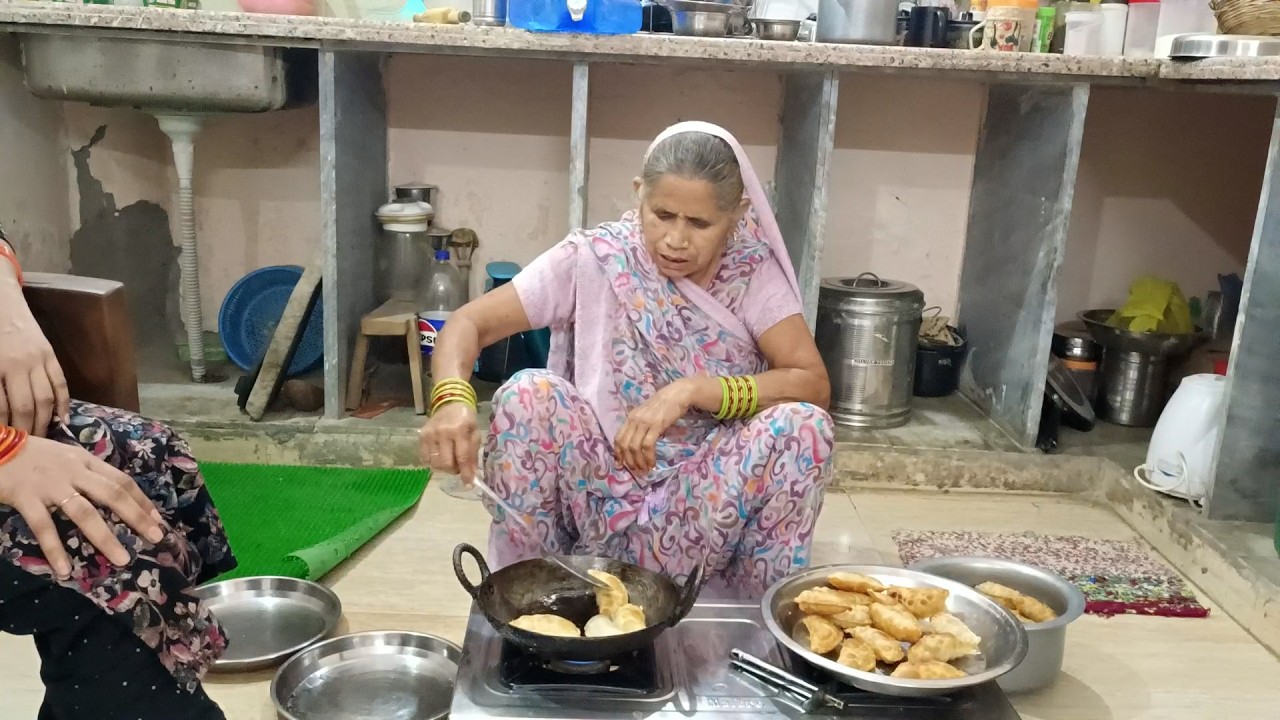 अम्माजी ने बनवाये गूजा 😋😂🤣