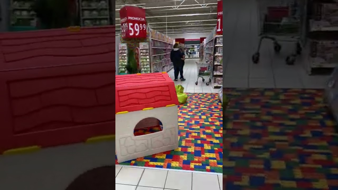 В магазине Ашан в Варшаве. Польша.4/At the Auchan store in Warsaw. Poland.4