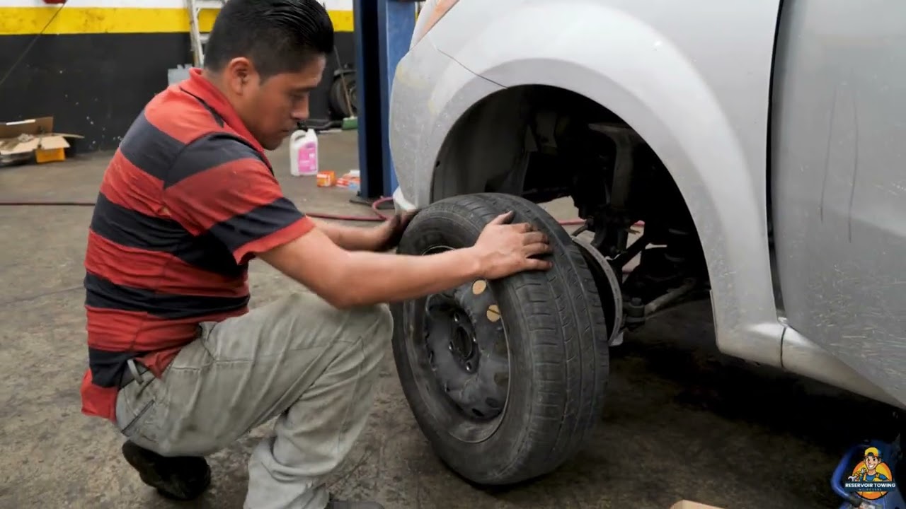 Flat Tire or Dead Battery? Get a Tow Truck for Roadside Assistance