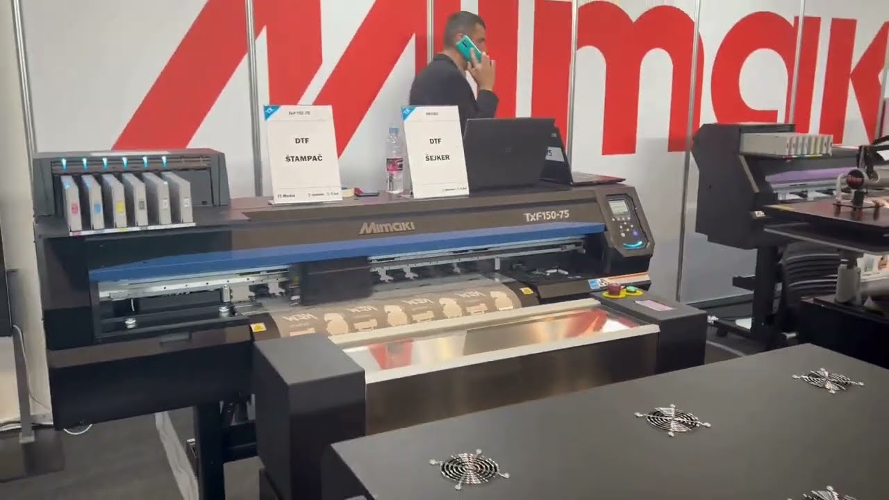Mimaki DTF štampač TxF150-75 sa šejkerom glavne zvezde novosadskog sajma 2024  Sitotehnika / ST Graf