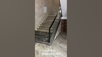 Lan can cầu thang kính , tay vịn gỗ đẹp tại Hà Nội
