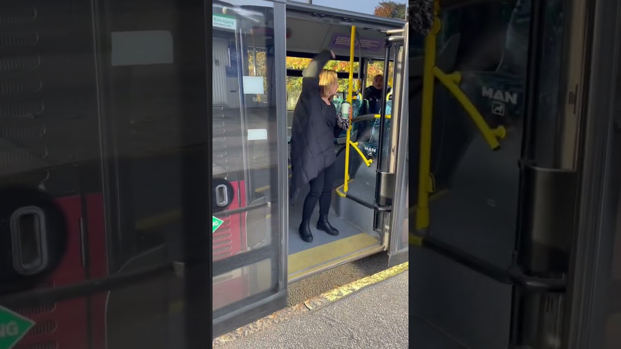 Public Bus door opening 🇸🇪