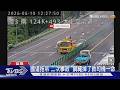 拖吊車司機撿鋼繩躲死劫！白車猛撞瞬間「差點變肉餅」｜TVBS新聞 @TVBSNEWS02