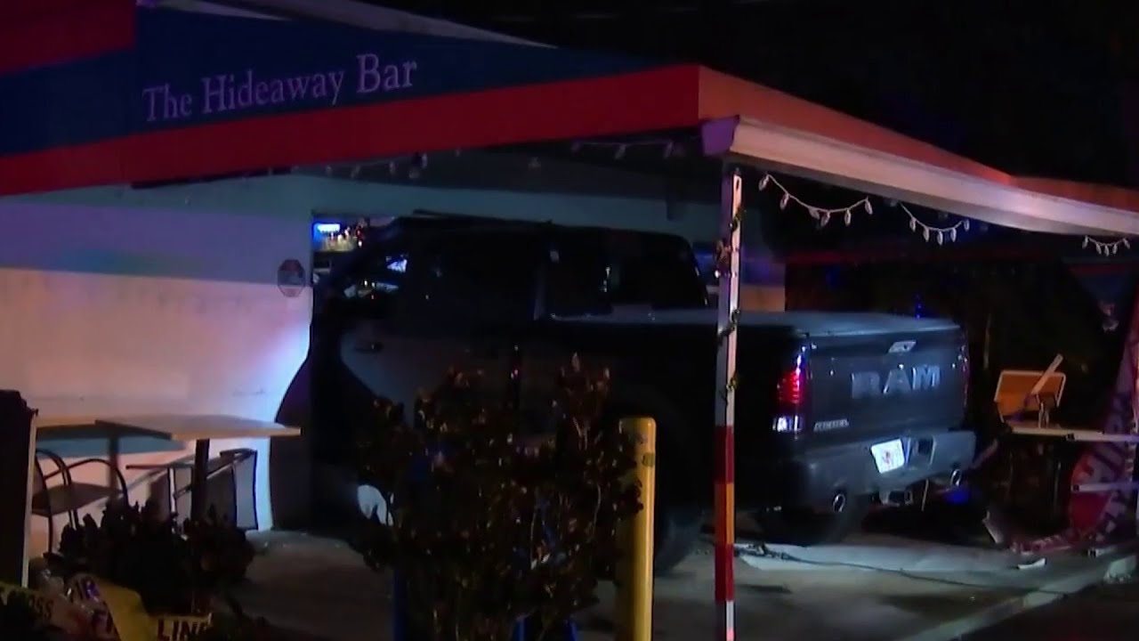 4 injured when pickup truck crashes into Hideaway Bar in Orlando