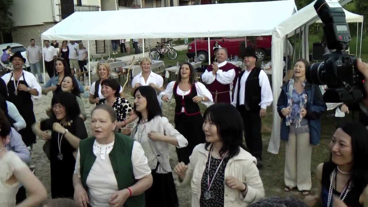 Kamarás Máté japán rajongóival a Görömbölyi pincesoron