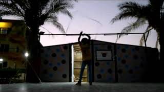 Juggling cube circus mina fox