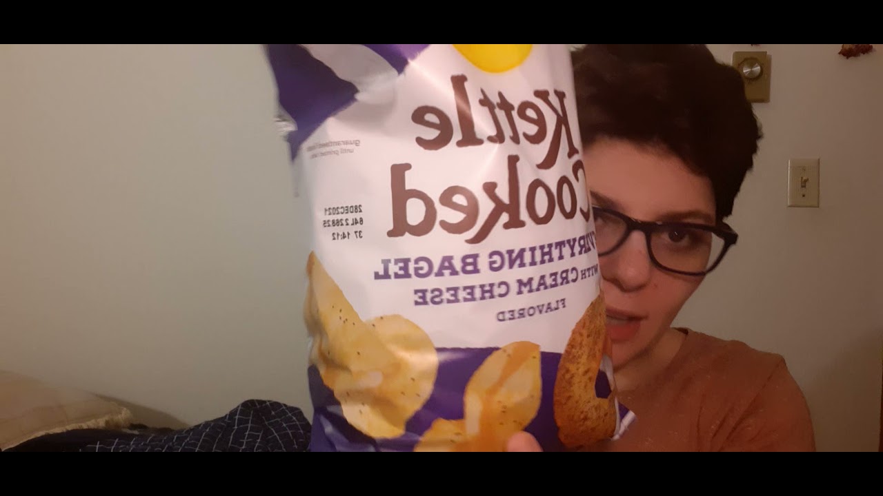 Trying The Limited Edition Lay's Kettle Cooked Everything Bagel with Cream Cheese Flavored