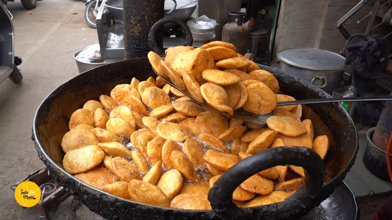 Lucknow Famous Breakfast Khasta Kachori Rs. 32/- Only l Durga Khasta Corner l Lucknow Street Food | INDIA EAT MANIA