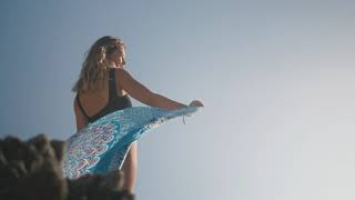 Woman enjoying the beach screenshot 5