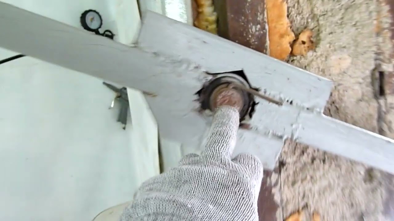 Подъемные ворота в гараже.