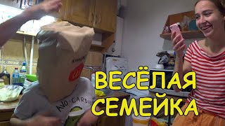 Выбор куртки закончился слезами.  Миша принес вкусняшки