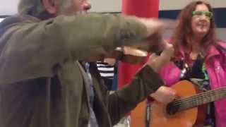 Oldřich Kaiser A Dáša Vokatá Roztancovali Cestující V Hale Letiste V Havla