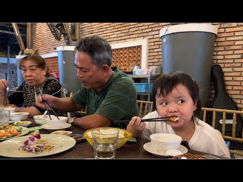 Video Trà Sữa dẫn ông bà ngoại đi ăn nhà hàng để bà ngoại... - youtube