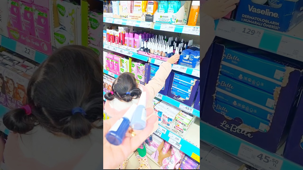 Gel Liza gel bak gördüm ojeler burada hangisini alalım .Bence mor oje çok güzel moru alalım ojenin