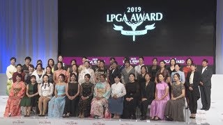 渋野らがドレスアップ 女子ゴルフ表彰式