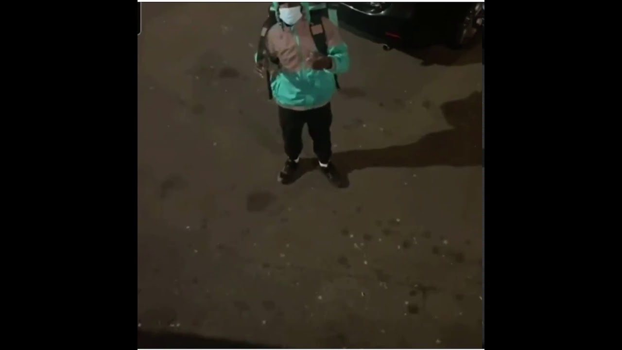 Deliveroo driver and customer argue.... Who is in the wrong?