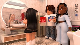 My Daughter HIT PUBERTY! *FIRST PERIOD! STEPMOM HELPS HER* Bloxburg roleplay