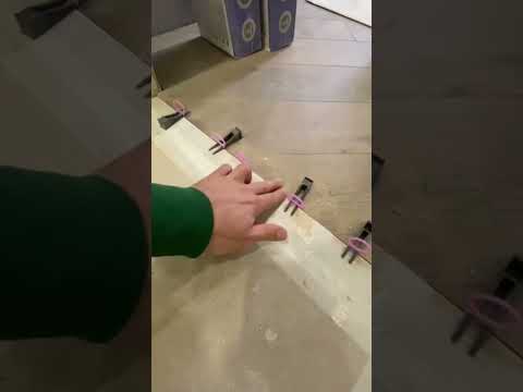Делаем стык между ламинатом и плиткой😽#shorts #бытьбоссом