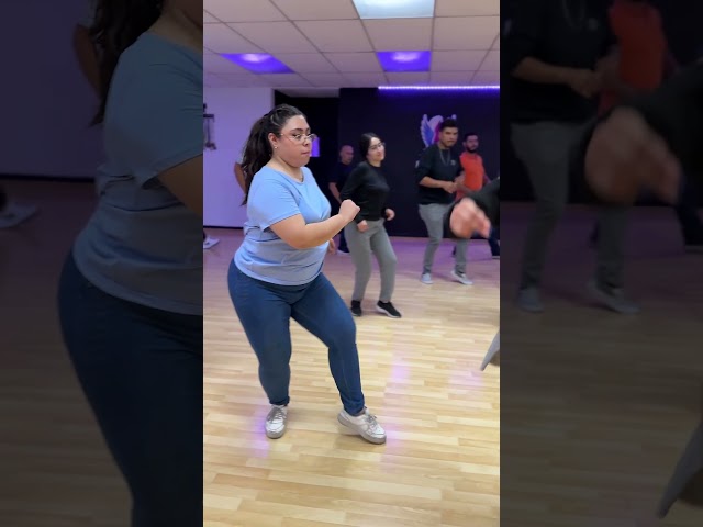 ¿Cómo te vendrían unas clases bachatita? 😮‍💨🔥

Tenemos clases para todos los niveles 🤩.

📲 Reserva tu clase muestra