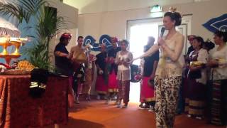 Ciaaattt...peragaan Pengantin Bali Dwi Bumi At Tong Tong Festival