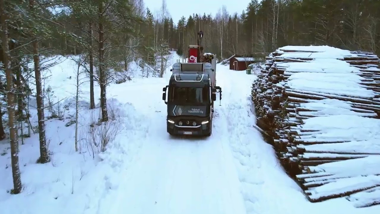Veljekset Vähämäki Oy:n Renault Trucks puuauto ajossa