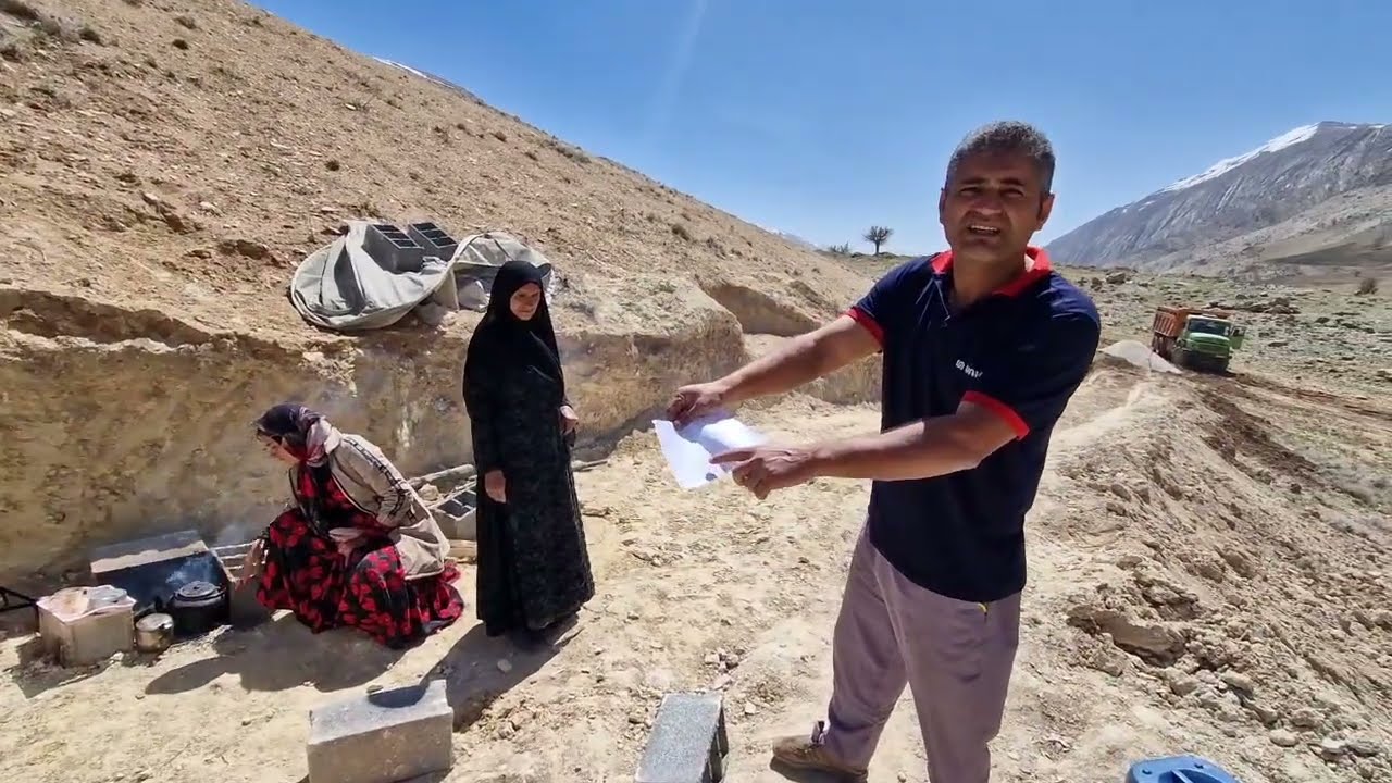 ⁣La alegría de una mujer embarazada en las montañas buscando refugio.