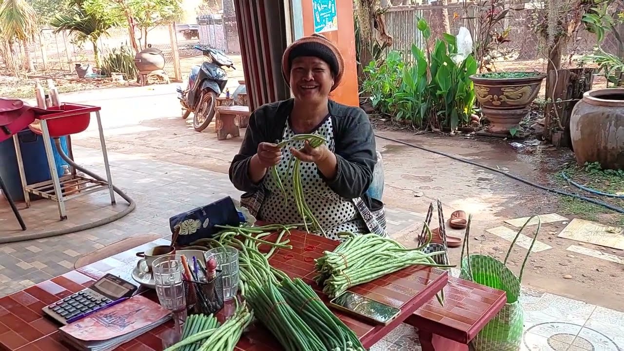 ยายอ้วนแบ่งผักถั่วให้..ลุงธีสู้งานแต่เช้า