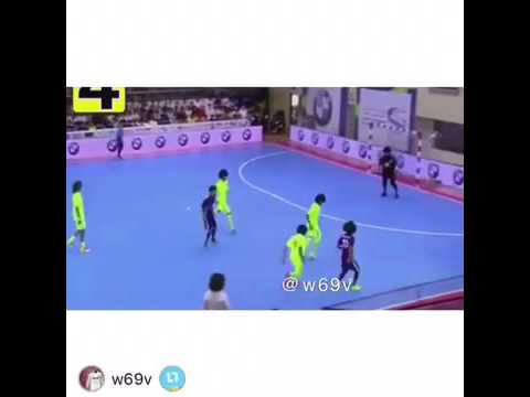 مهارات عموري الفنان ضد فريق ديفيد لويز