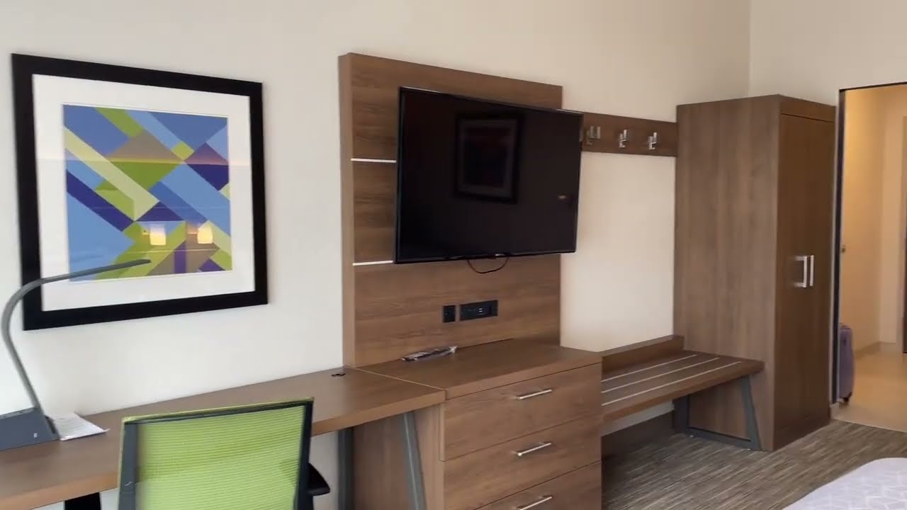 Holiday Inn Express & Suites Aurora, ON Hotel Room Tour